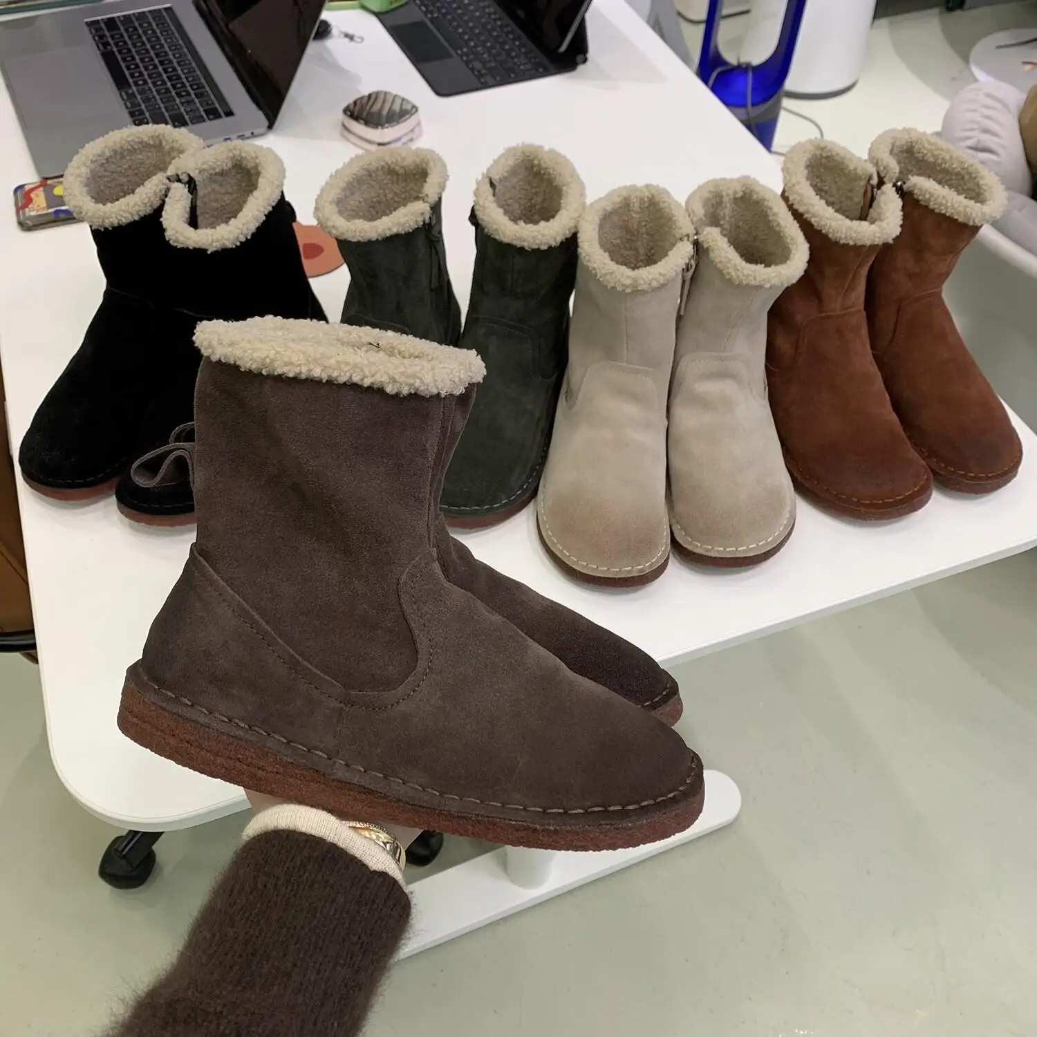 women's shoes cotton shoes women's autumn and winter 2021 new velvet padded warm snow boots lambswool leather booties
women's shoes cotton shoes women's autumn and winter 2021 new velvet padded warm snow boots lambswool leather booties
