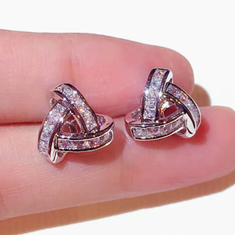 New Women's Fashion Silver Channel Setting Diamond Stud Earrings Fashion Women Wedding Party Triangle Ear Stud Gift
New Women's Fashion Silver Channel Setting Diamond Stud Earrings Fashion Women Wedding Party Triangle Ear Stud Gift