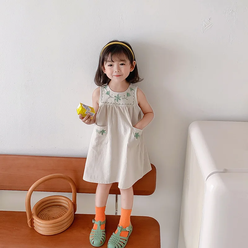 2022 summer new Korean version of the retro embroidered sleeveless vest dress children's dress foreign style
2022 summer new Korean version of the retro embroidered sleeveless vest dress children's dress foreign style