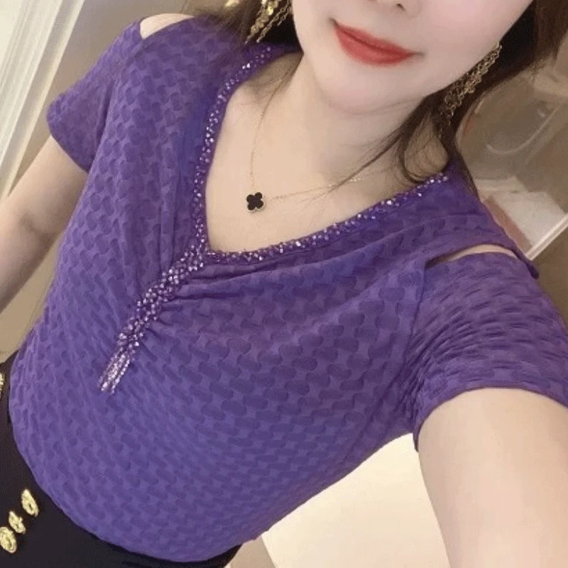 Женская футболка с вышивкой, с V-образным вырезом и коротким рукавом 
Женская футболка с вышивкой, с V-образным вырезом и коротким рукавом