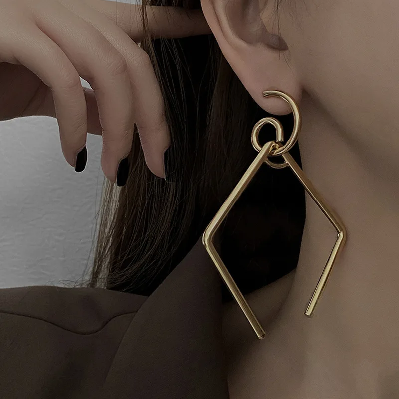 Модные серебряные серьги в европейском и американском стиле, огромная индивидуальность, геометрические серьги для женщин, характерные иск...
Модные серебряные серьги в европейском и американском стиле, огромная индивидуальность, геометрические серьги для женщин, характерные иск...