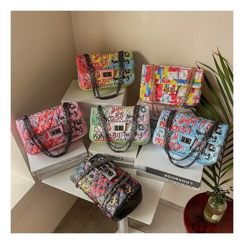 Женская сумка через плечо, с цепочкой
Женская сумка через плечо, с цепочкой