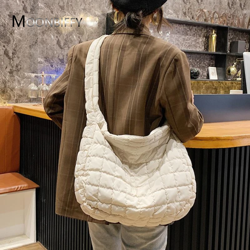 New Bag Cloud Fold Bag Female Leisure Personality Light Large Capacity Dumpling Bag Messenger Down Cotton Bag
New Bag Cloud Fold Bag Female Leisure Personality Light Large Capacity Dumpling Bag Messenger Down Cotton Bag
