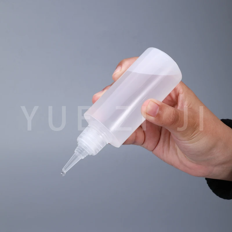 Пустые полиэтиленовые пластиковые бутылки с клеем винтовыми крышками сжимаемая