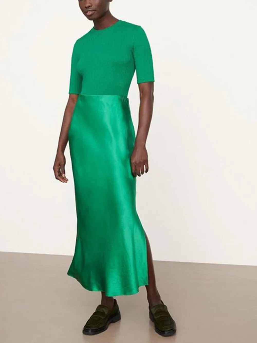 Women's Satin Glossy High Waist Skirt A-line Side Slit Solid Color 2023 Spring Female Midi Jupe
Women's Satin Glossy High Waist Skirt A-line Side Slit Solid Color 2023 Spring Female Midi Jupe