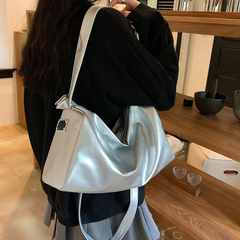 Brand Designer Women's PU Leather Chic Boston Bags 2023 New Trend Simple Crossbody Bag Silver White Pink Pillow Bags Big Handbag
Brand Designer Women's PU Leather Chic Boston Bags 2023 New Trend Simple Crossbody Bag Silver White Pink Pillow Bags Big Handbag