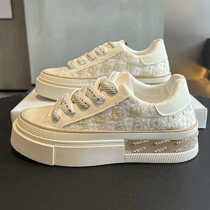 Spring and summer 2023 new casual little white shoes versatile sneakers checkerboard canvas shoes
Spring and summer 2023 new casual little white shoes versatile sneakers checkerboard canvas shoes