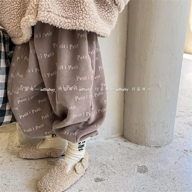 2022 Winter New Children Casual Pants Boys Girls Letter Print Harem Pants Plus Velvet Thick Baby Trousers Loose Kids Warm Pants
2022 Winter New Children Casual Pants Boys Girls Letter Print Harem Pants Plus Velvet Thick Baby Trousers Loose Kids Warm Pants