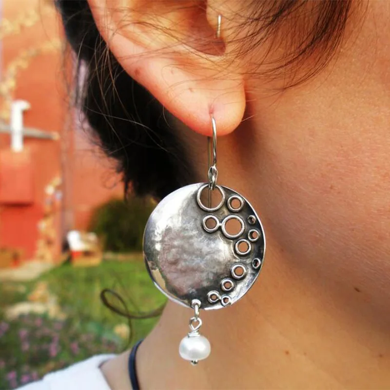 Exaggerated Niche Round Hang White Imitation Pearl Earrings Vintage Silver Color Metal Hollow Die Cast Pattern Earrings 
Exaggerated Niche Round Hang White Imitation Pearl Earrings Vintage Silver Color Metal Hollow Die Cast Pattern Earrings