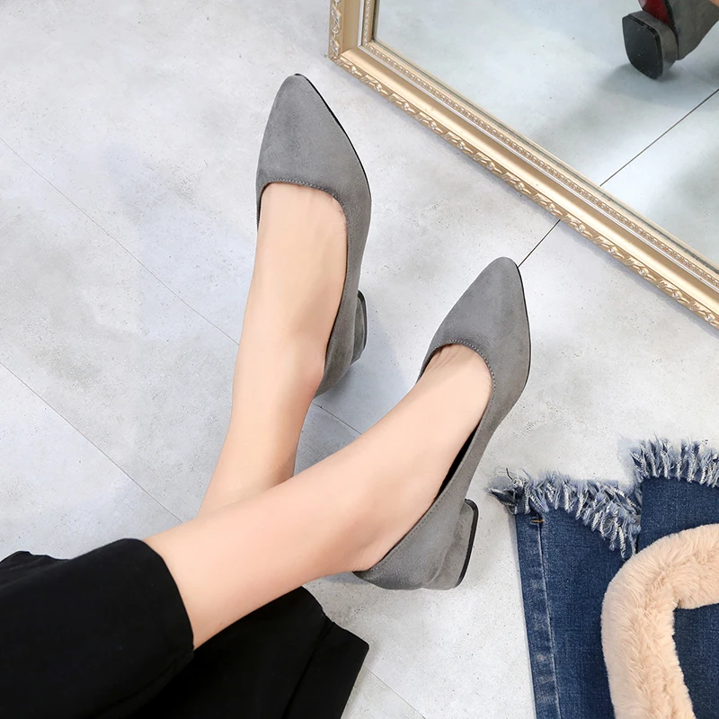 Новые женские элегантные повседневные офисные туфли красного и черного цвета женские туфли на толстом каблуке без застежек с острым носком Модные классические туфли-лодочки
Новые женские элегантные повседневные офисные туфли красного и черного цвета женские туфли на толстом каблуке без застежек с острым носком Модные классические туфли-лодочки