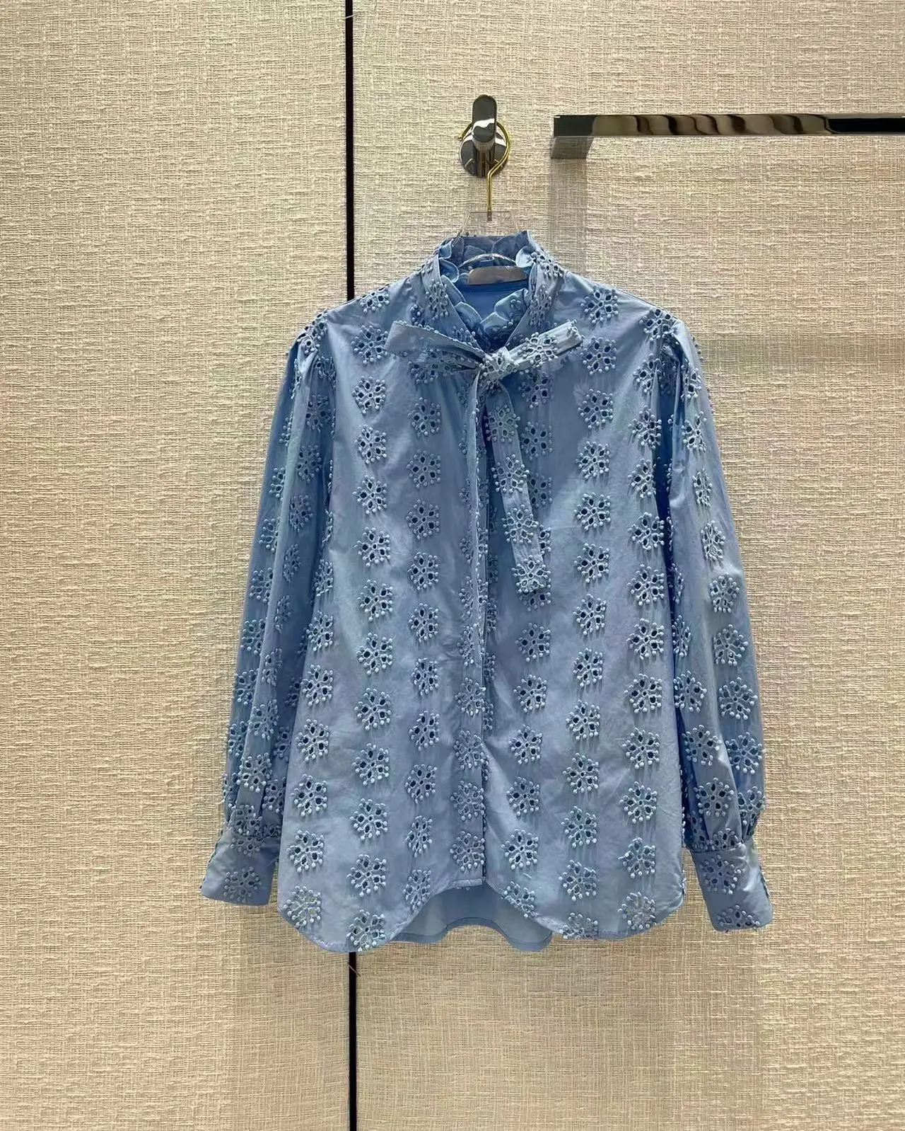 High Quality Women's Top Fashion Runway Embroidery Blouse Long Sleeves Vacation Summer 2022 New Cotton Hollow Out Blouse
High Quality Women's Top Fashion Runway Embroidery Blouse Long Sleeves Vacation Summer 2022 New Cotton Hollow Out Blouse