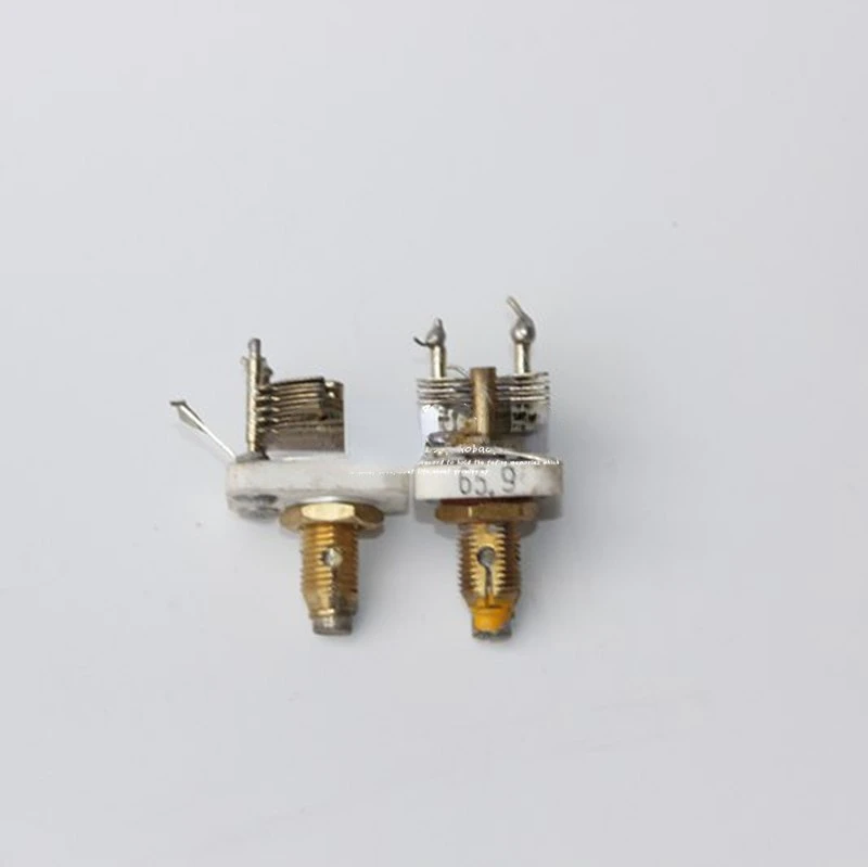 2 шт., отдельные конденсаторы с точной настройкой, левый и правый
2 шт., отдельные конденсаторы с точной настройкой, левый и правый