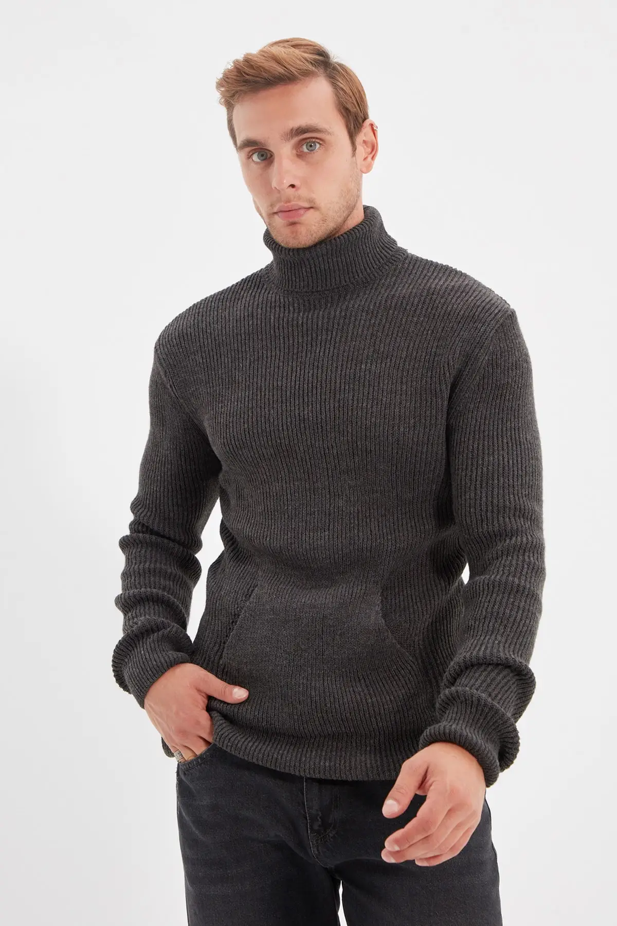 Trendyol Men 'S Regular Fit Turtleneck Kangaroo Pockets Knitwear Sweater TMNAW22KZ0599
Trendyol Men 'S Regular Fit Turtleneck Kangaroo Pockets Knitwear Sweater TMNAW22KZ0599