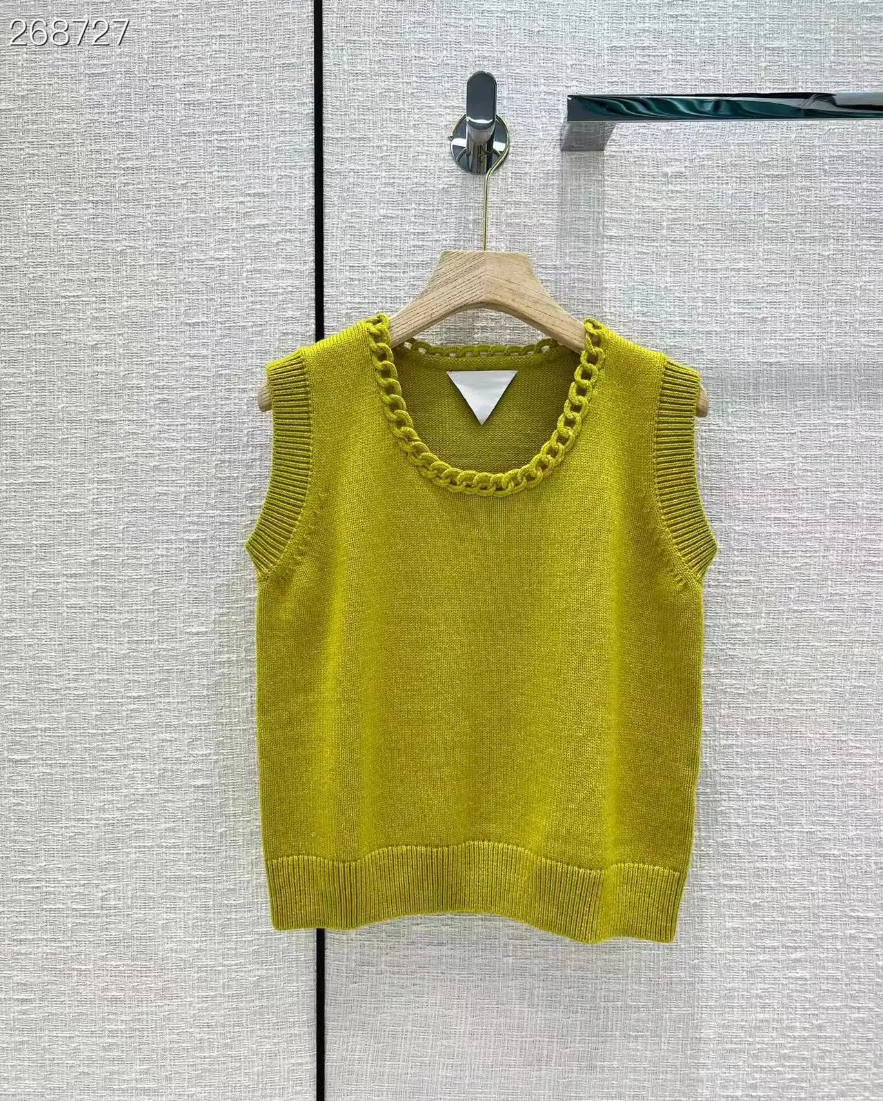 Fyion High Quality Runway Design Vest Sweater Women 2022 Summer Knitted Wool Femme Sleeveless Sweater
Fyion High Quality Runway Design Vest Sweater Women 2022 Summer Knitted Wool Femme Sleeveless Sweater