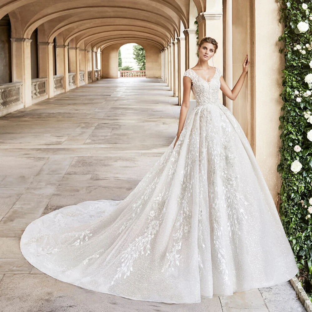 White Ball Gown Wedding Dresses V-Neck Short Sleeve Chapel Train Bride Dress Backless Lace Appliques Tulle Bridal Gown Vestidos
White Ball Gown Wedding Dresses V-Neck Short Sleeve Chapel Train Bride Dress Backless Lace Appliques Tulle Bridal Gown Vestidos