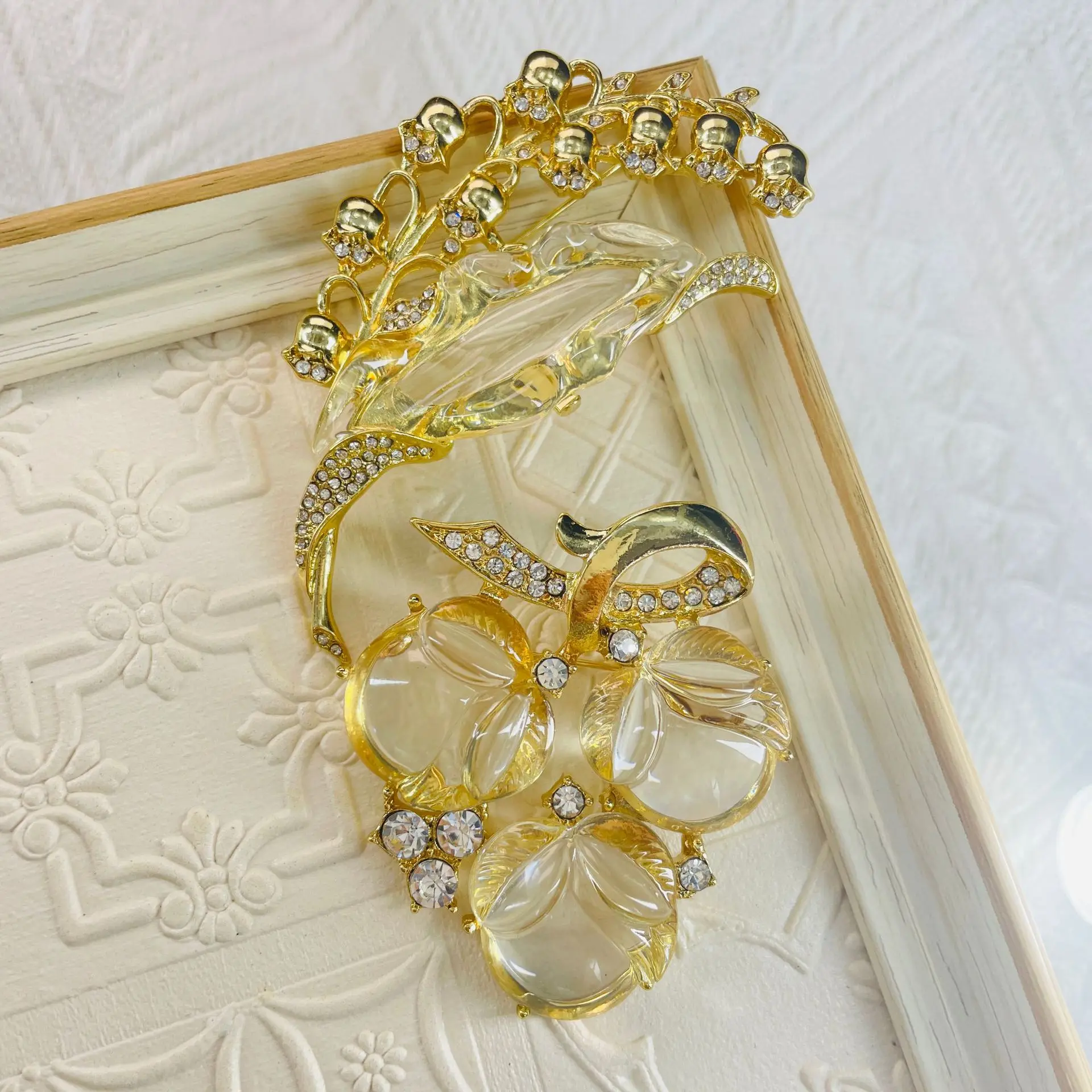 Vintage Transparent Jellry Orchid Classic Metal Brooches For Women Men Palace Style Retro Plant Badges Unisex Suit Office Buckle
Vintage Transparent Jellry Orchid Classic Metal Brooches For Women Men Palace Style Retro Plant Badges Unisex Suit Office Buckle