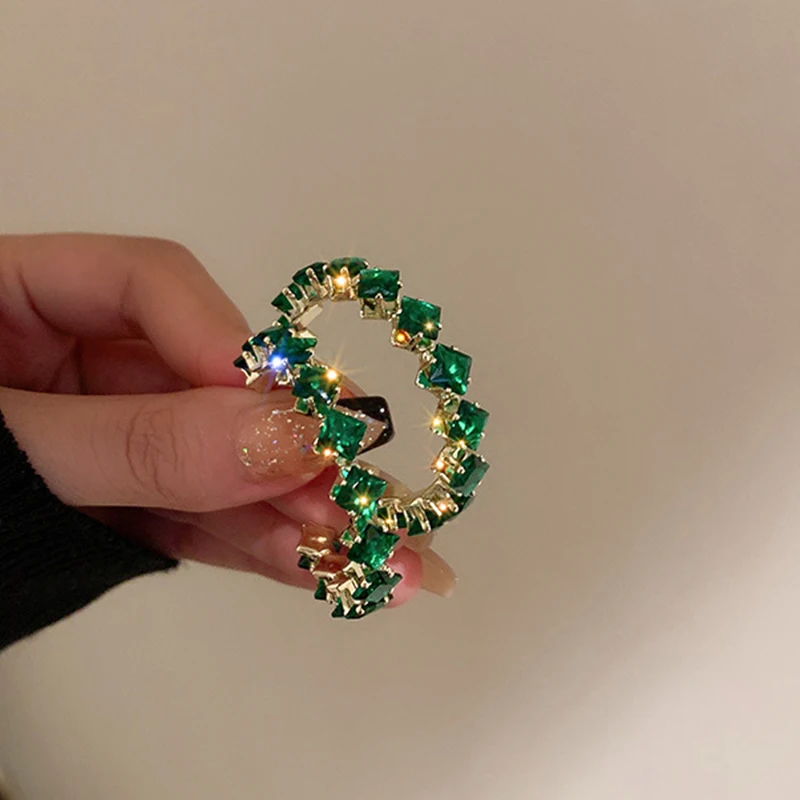 2022 Luxury High Quality Inlay CZ Hoop Earrings Round Green Zircon Crystal Earring for Women Engagement Party Statement Jewelry
2022 Luxury High Quality Inlay CZ Hoop Earrings Round Green Zircon Crystal Earring for Women Engagement Party Statement Jewelry