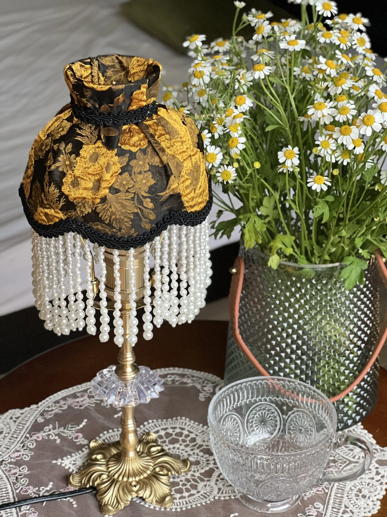 French Medieval Dark Flower Table Lamp Retro Pearl Tassel Handmade Fabric Shade Table Lamp
French Medieval Dark Flower Table Lamp Retro Pearl Tassel Handmade Fabric Shade Table Lamp
