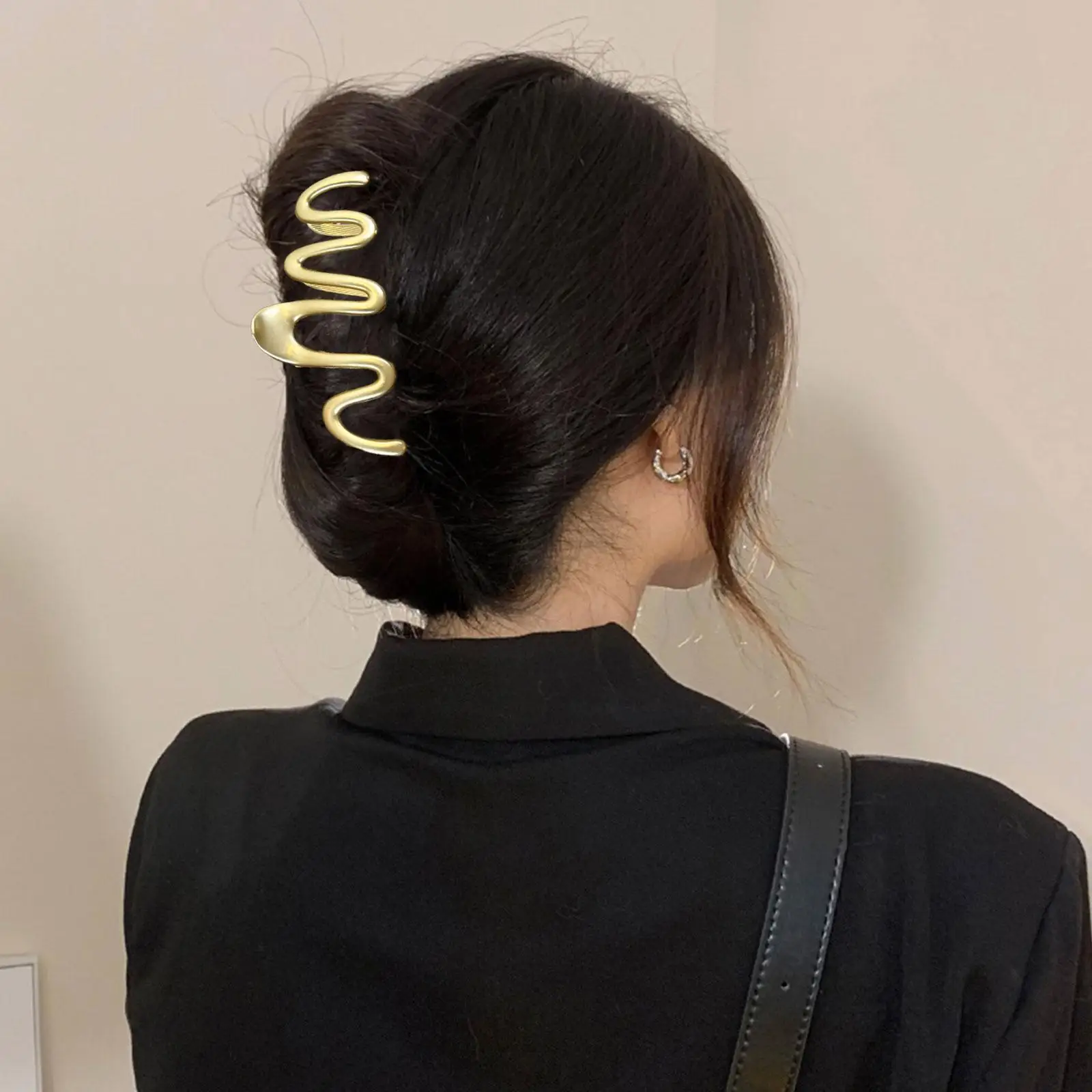 Irregular Wave Wireless Line Hollow Out Metal Shark clip for Women Girl Jewelry Autumn Winter Headdress NEW INS
Irregular Wave Wireless Line Hollow Out Metal Shark clip for Women Girl Jewelry Autumn Winter Headdress NEW INS