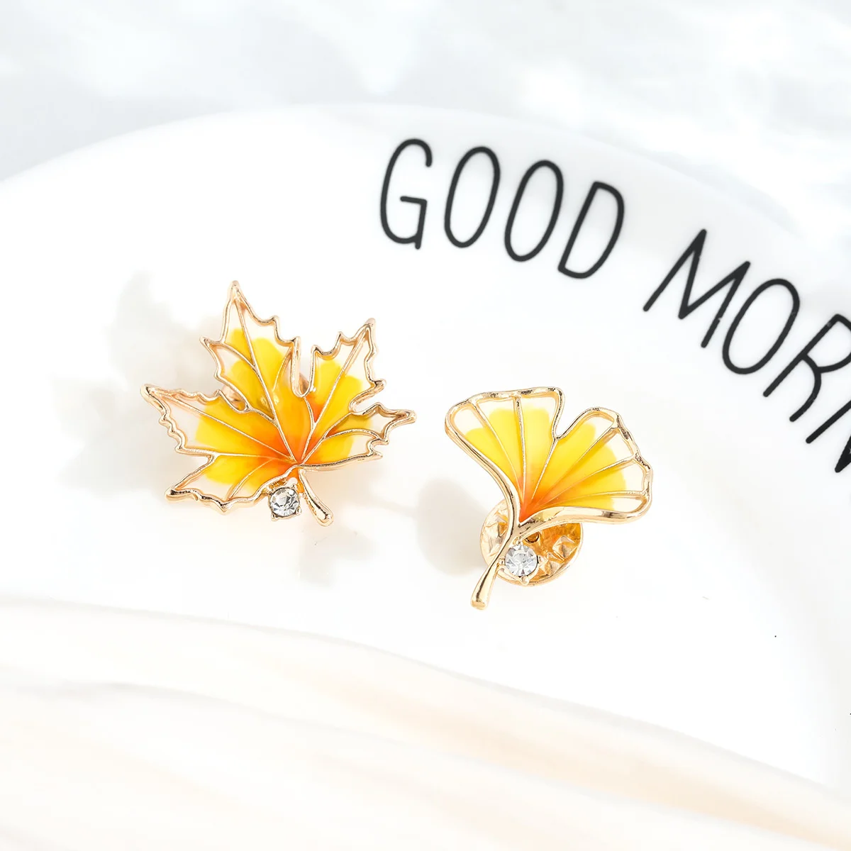 

French Style Maple Leaf Brooch Gold Oil Dripping Plant Brooches For Collar Crystal Ginkgo Leaves Buckles Pin Jewelry Accessories