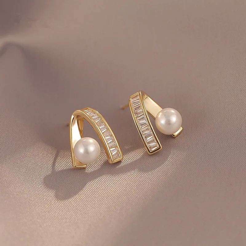 South Korea New Fashion Light Luxury Classic Irregular Pearl Stud Earrings Birthday Party Gift Woman Jewelry Stud Earrings 2022
South Korea New Fashion Light Luxury Classic Irregular Pearl Stud Earrings Birthday Party Gift Woman Jewelry Stud Earrings 2022