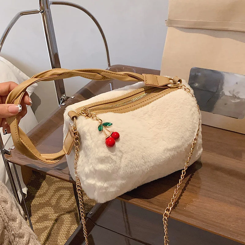 Autumn and winter Plush chain messenger bag 2021 new bag female ins minority versatile portable one shoulder Plush bag
Autumn and winter Plush chain messenger bag 2021 new bag female ins minority versatile portable one shoulder Plush bag