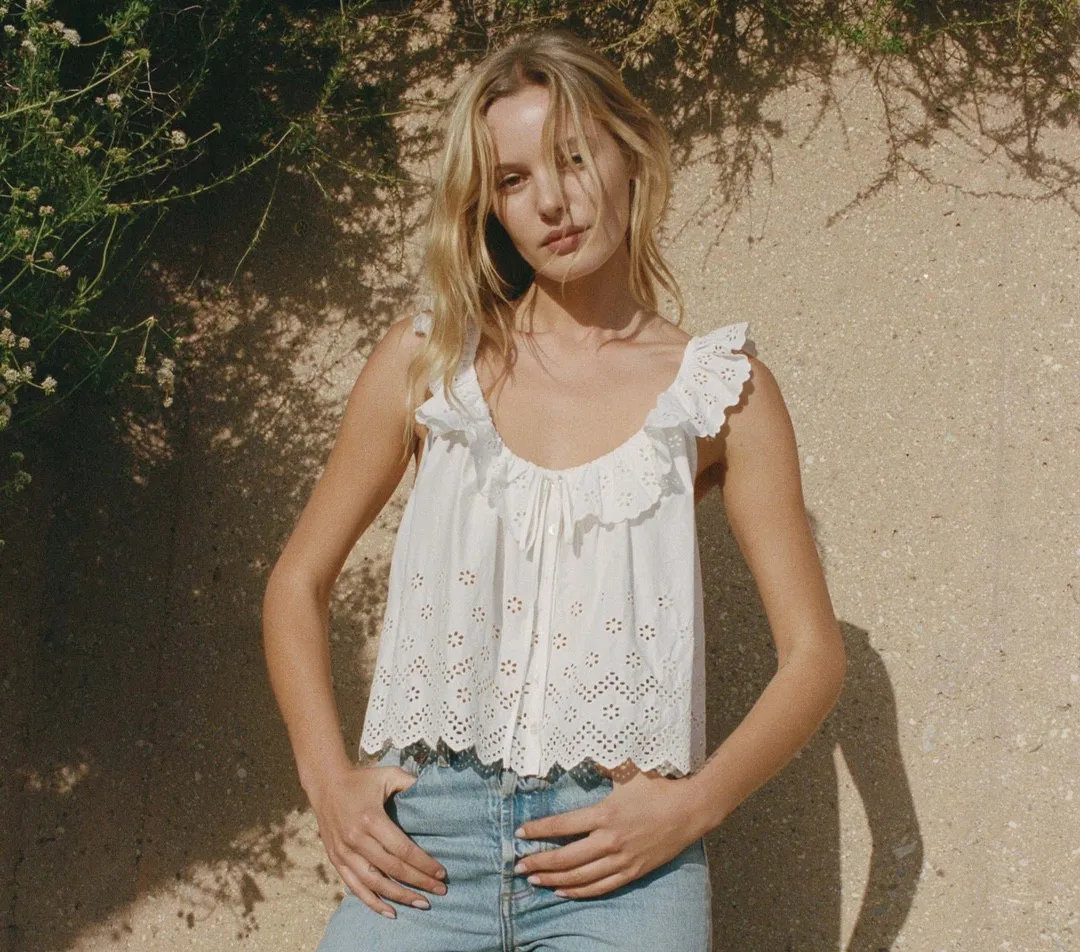 Женский однобортный жилет с кружевной вышивкой и оборками
Женский однобортный жилет с кружевной вышивкой и оборками