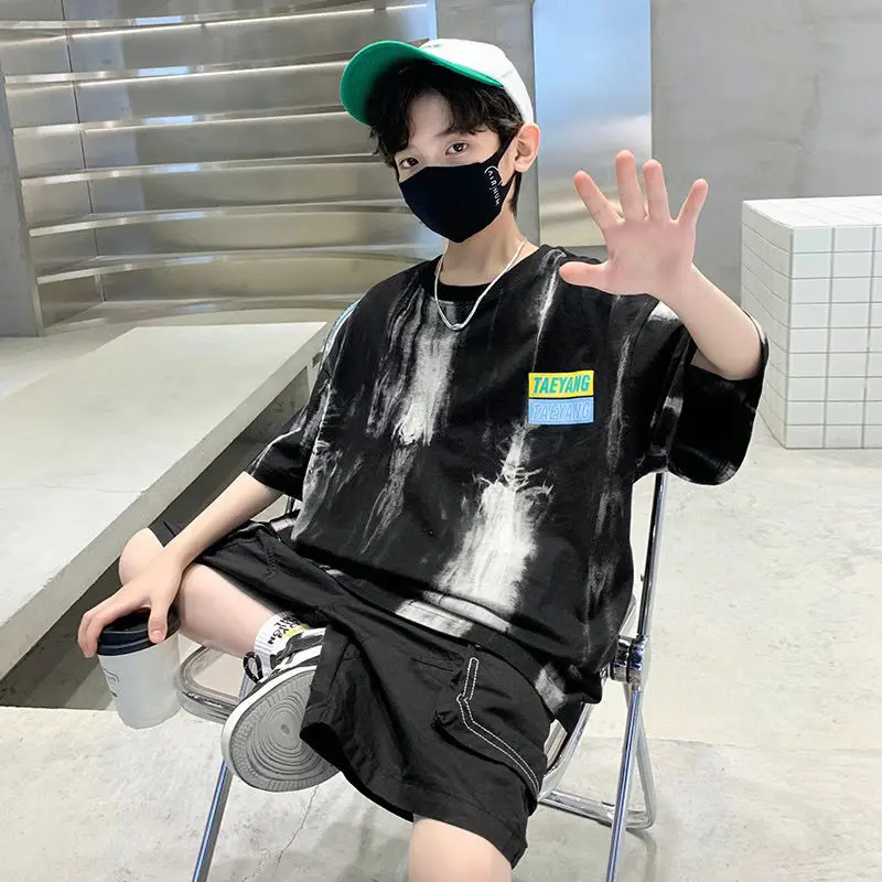 2023 summer new Boy's short sleeve T-shirt +Short Pants Suit children's loose Korean version cotton children western stylen Sets
2023 summer new Boy's short sleeve T-shirt +Short Pants Suit children's loose Korean version cotton children western stylen Sets