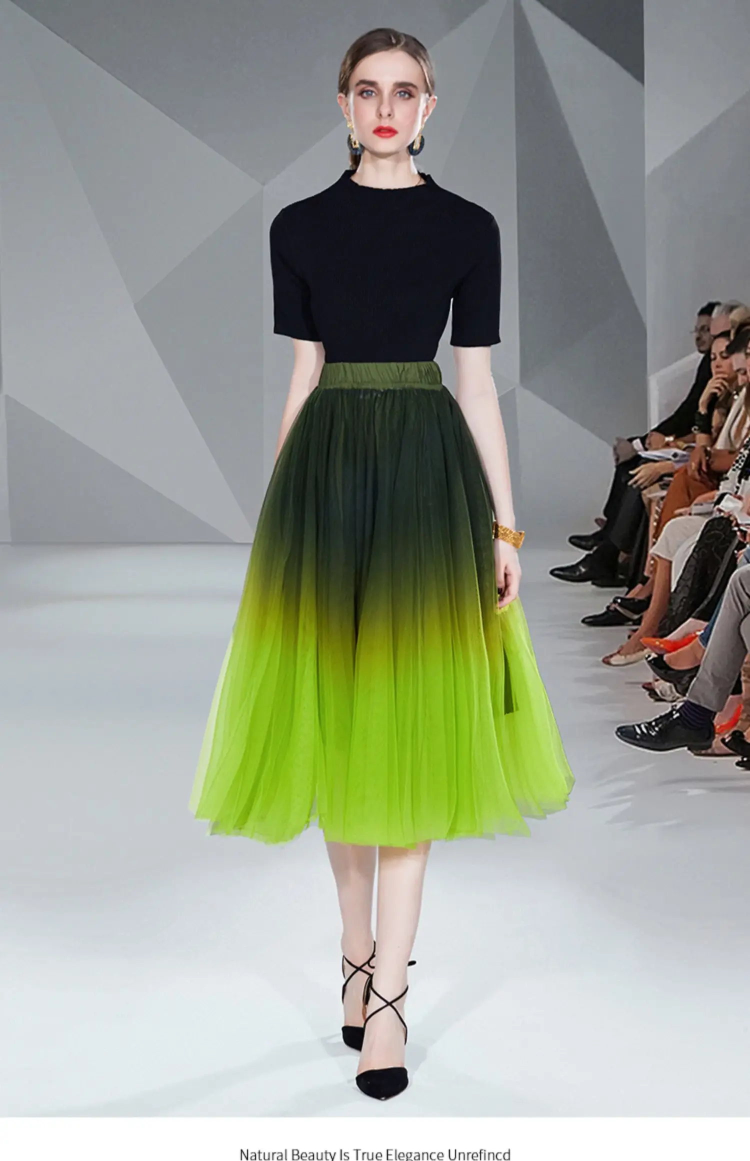 2022 Summer Runway Two Piece Set Women Knitted Black Sweater + Light Discoloration High Waist Ball Gown Long Maxi Skirt Suit
2022 Summer Runway Two Piece Set Women Knitted Black Sweater + Light Discoloration High Waist Ball Gown Long Maxi Skirt Suit