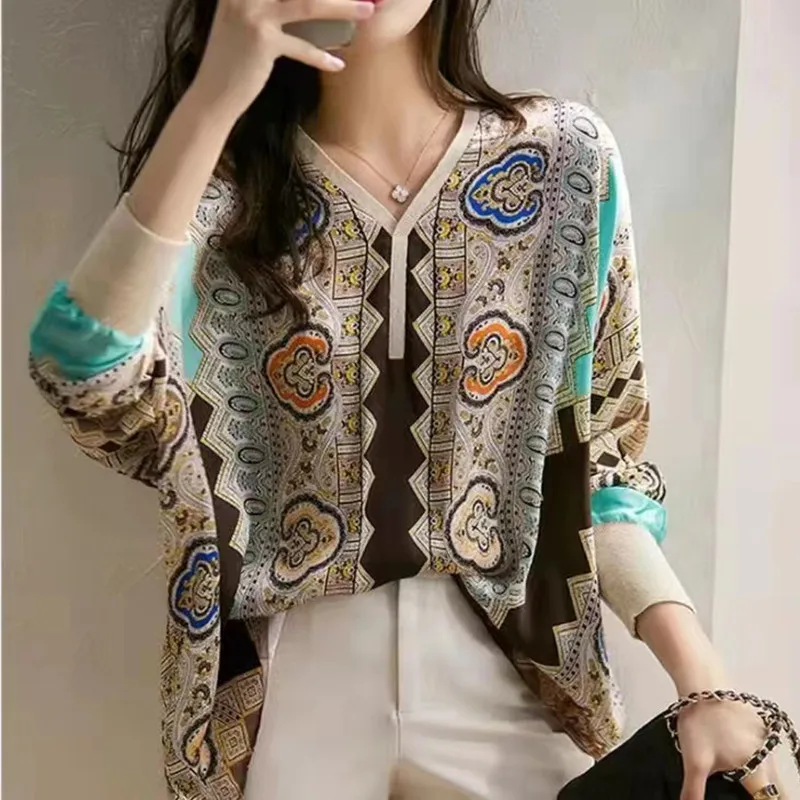 2022 Spring v-neck wool sweater Women's large size thin print round neck loose silk satin pullover
2022 Spring v-neck wool sweater Women's large size thin print round neck loose silk satin pullover