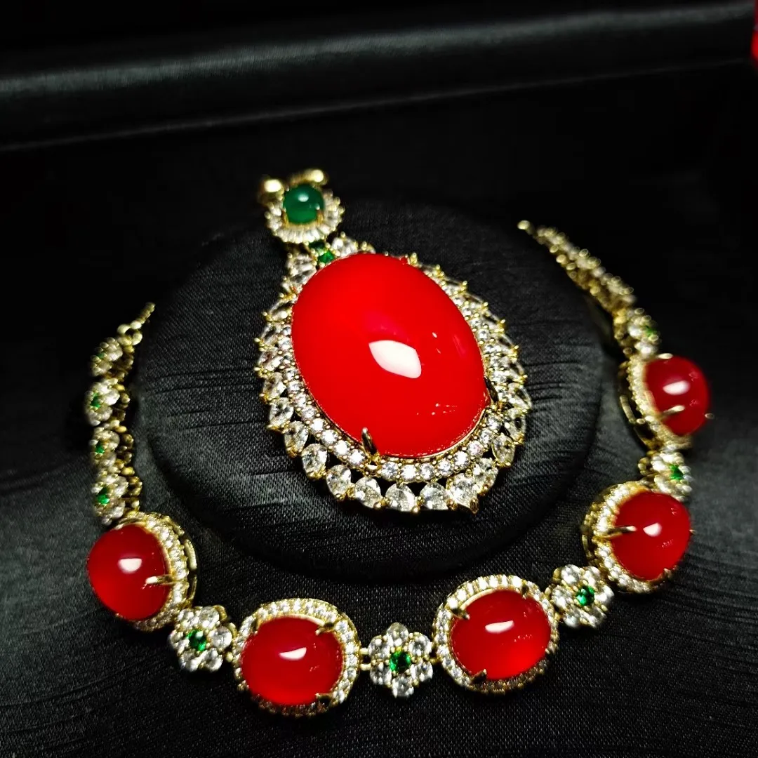 Женский ювелирный комплект из колье, сердолика и овальной подвески
Женский ювелирный комплект из колье, сердолика и овальной подвески