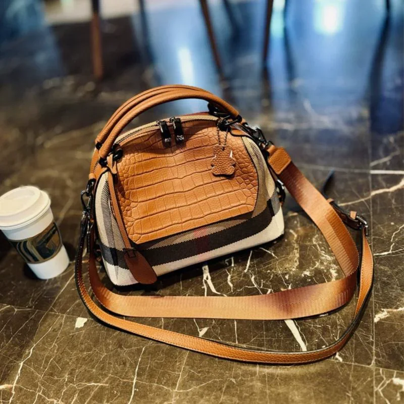 New Fashion Genuine Leather HandBag for Women 2023 Ladies Luxury Plaid Shoulder Bag Female Brand Designer Trends Handbags
New Fashion Genuine Leather HandBag for Women 2023 Ladies Luxury Plaid Shoulder Bag Female Brand Designer Trends Handbags