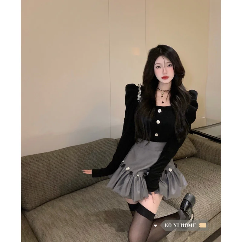 High-end Skirt Suit 2023 Spring New Black Square Neck Puff Sleeves Retro Slim Bottoming Shirt Harajuku Skirt
High-end Skirt Suit 2023 Spring New Black Square Neck Puff Sleeves Retro Slim Bottoming Shirt Harajuku Skirt