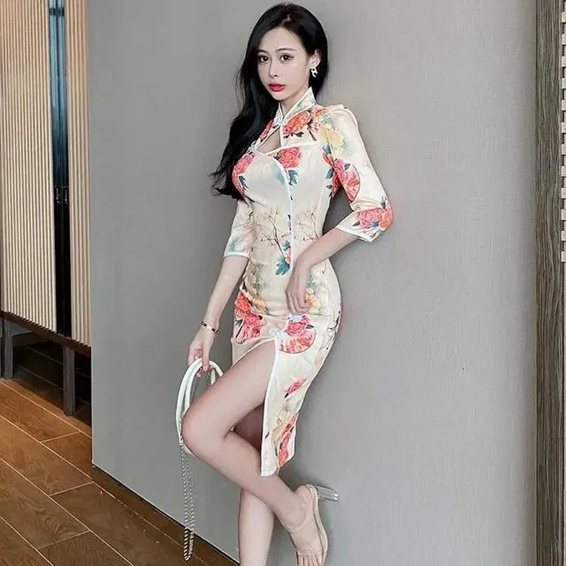 Chinese Style New Elegant Qipao Retro Women Traditional Dress Printing Floral Cheongsam Mid-length Autumn Sexy Split Ends Dress
Chinese Style New Elegant Qipao Retro Women Traditional Dress Printing Floral Cheongsam Mid-length Autumn Sexy Split Ends Dress