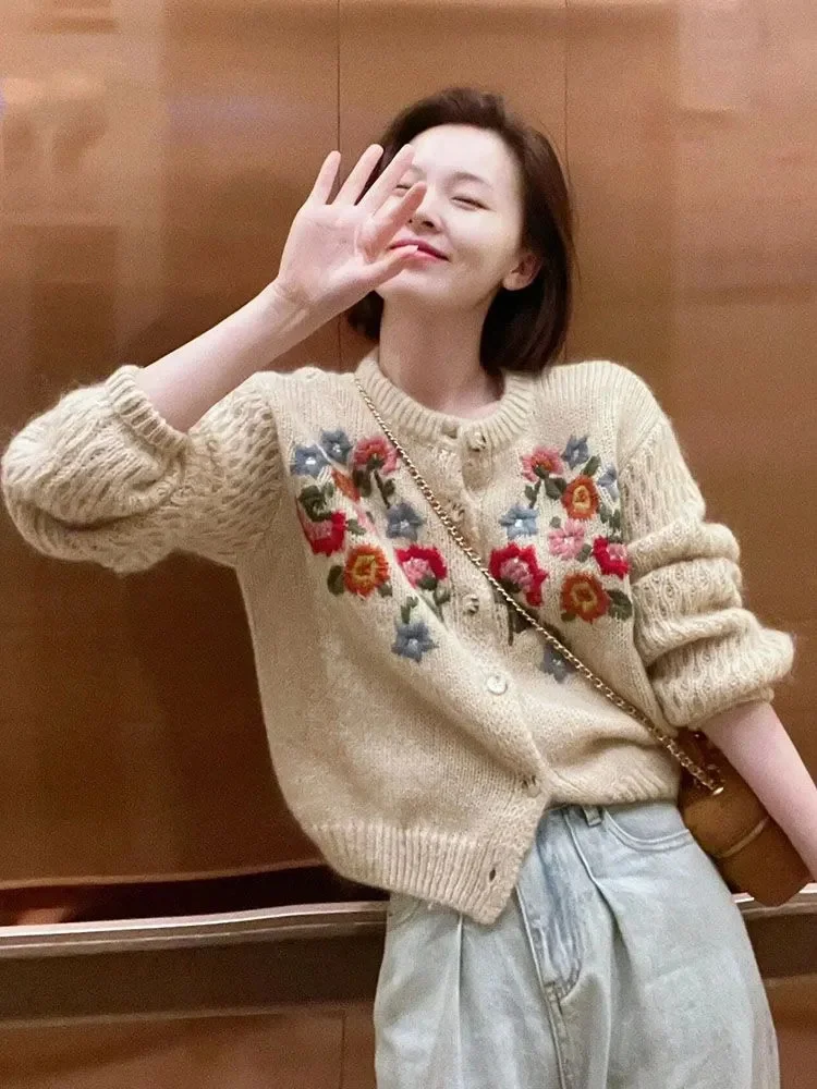 High End Heavy Industry Small Figure Embroidery Small Flower Knitted Sweater Loose Coat Autumn and Winter Sweet Women's Clothing
High End Heavy Industry Small Figure Embroidery Small Flower Knitted Sweater Loose Coat Autumn and Winter Sweet Women's Clothing