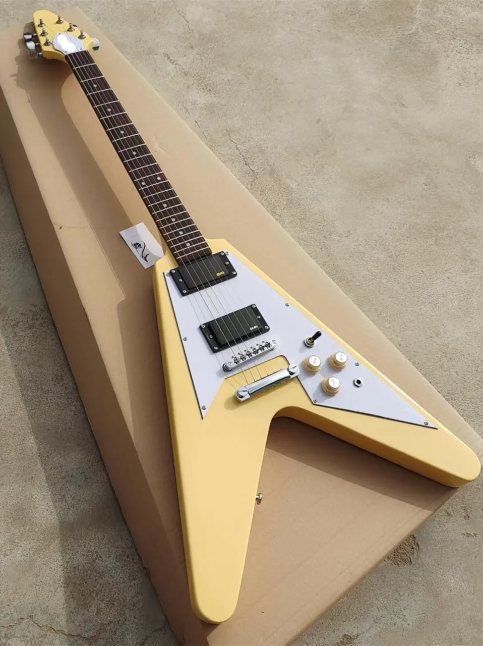 High Quality Electric Guitar, Cream Yellow Flying V, Shiny, Mahogany Body, Free Shipping, Fast Shipping
High Quality Electric Guitar, Cream Yellow Flying V, Shiny, Mahogany Body, Free Shipping, Fast Shipping