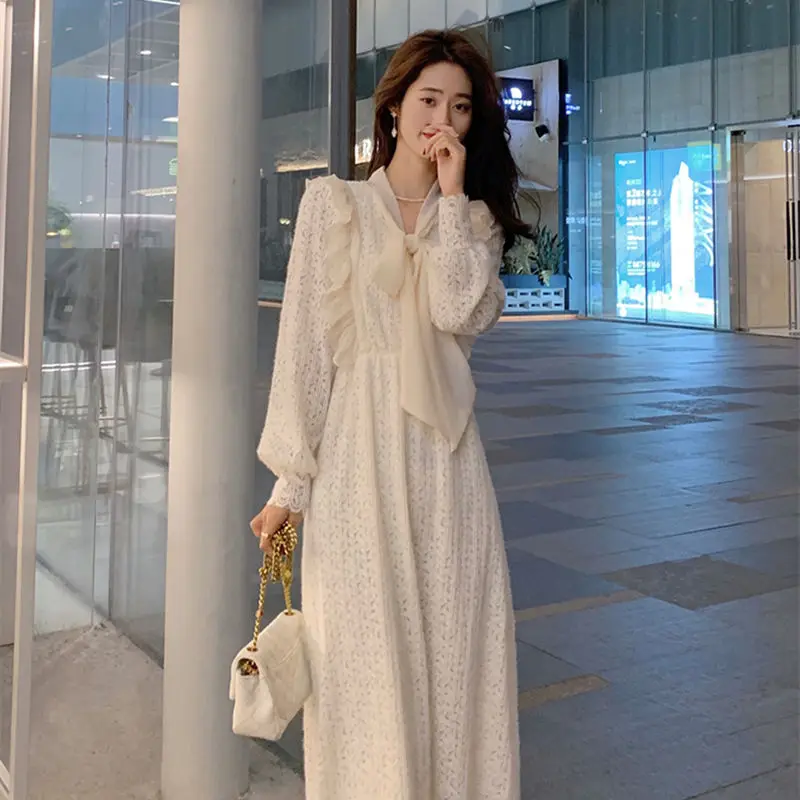 Lace Hollow dress for women 2023 new women's autumn and winter French style plus velvet thickened inner matching overcoat dress
Lace Hollow dress for women 2023 new women's autumn and winter French style plus velvet thickened inner matching overcoat dress