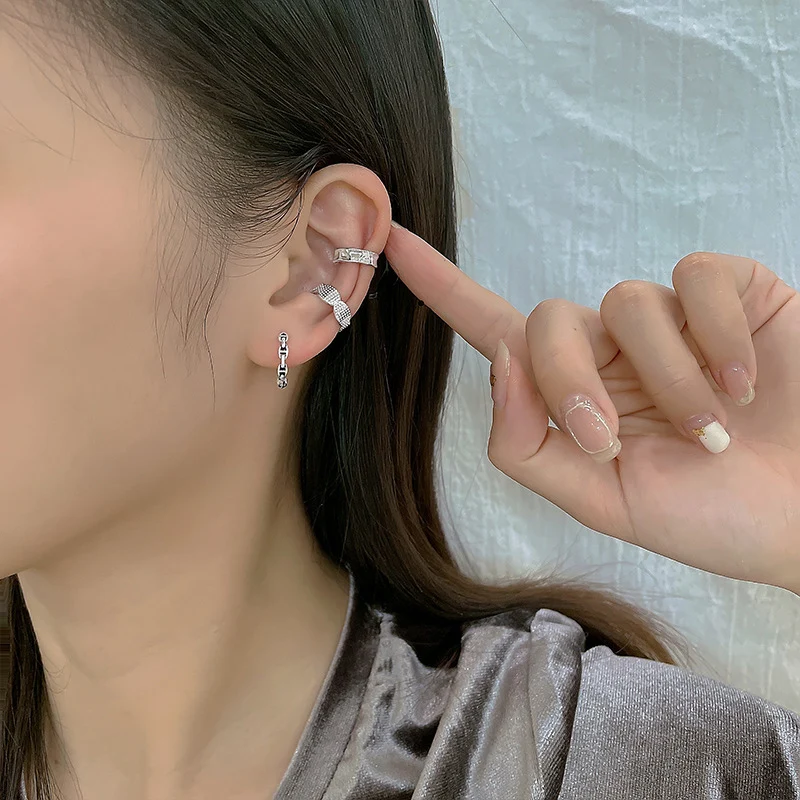 Silver Color Relief Design Ear Bone Clip Earrings Without Ear Hole Vintage Jewelry Accessories Fake Piercing Earrings for Women
Silver Color Relief Design Ear Bone Clip Earrings Without Ear Hole Vintage Jewelry Accessories Fake Piercing Earrings for Women