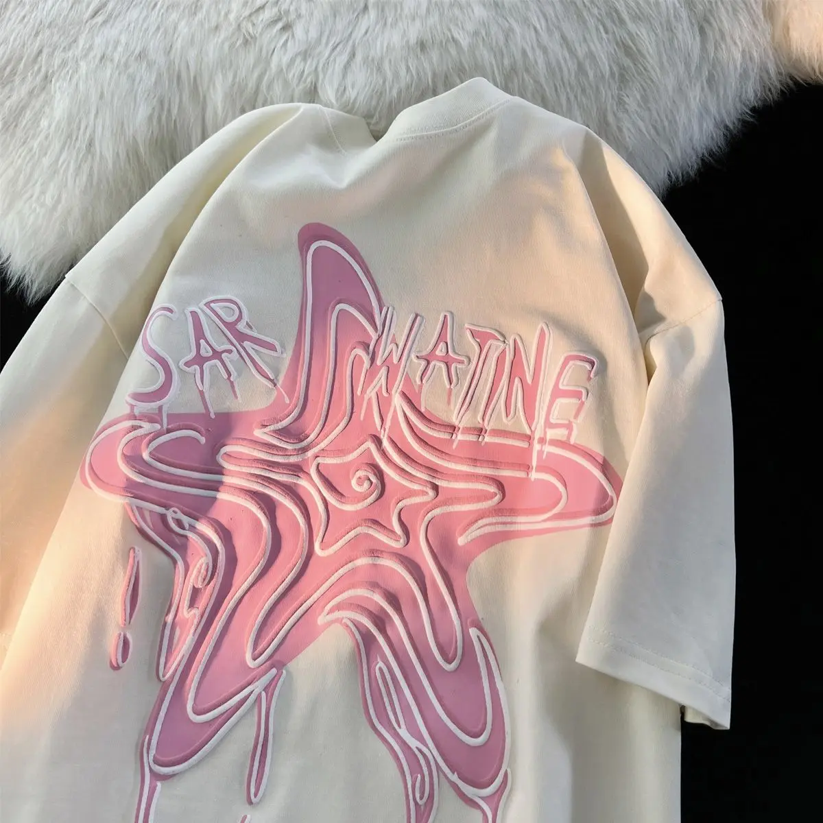 Европейские и американские популярные футболки с графическим рисунком для мужчин и женщин на лето свободный крой Повседневный Топ с коротк...
Европейские и американские популярные футболки с графическим рисунком для мужчин и женщин на лето свободный крой Повседневный Топ с коротк...