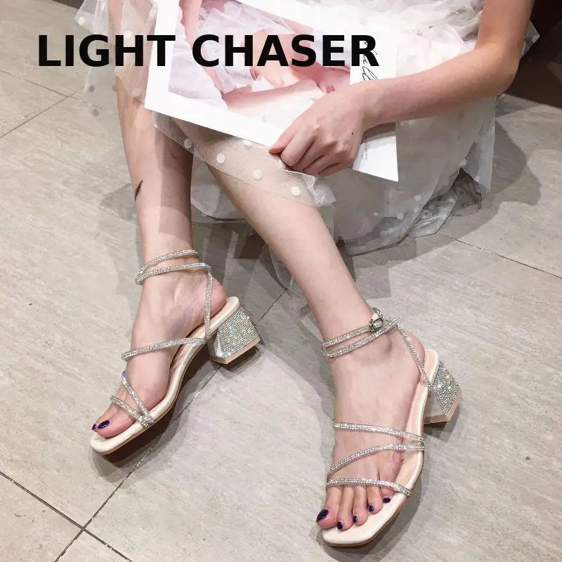 Женские босоножки с открытым носком, на высоком каблуке, с ремешком на щиколотке
Женские босоножки с открытым носком, на высоком каблуке, с ремешком на щиколотке