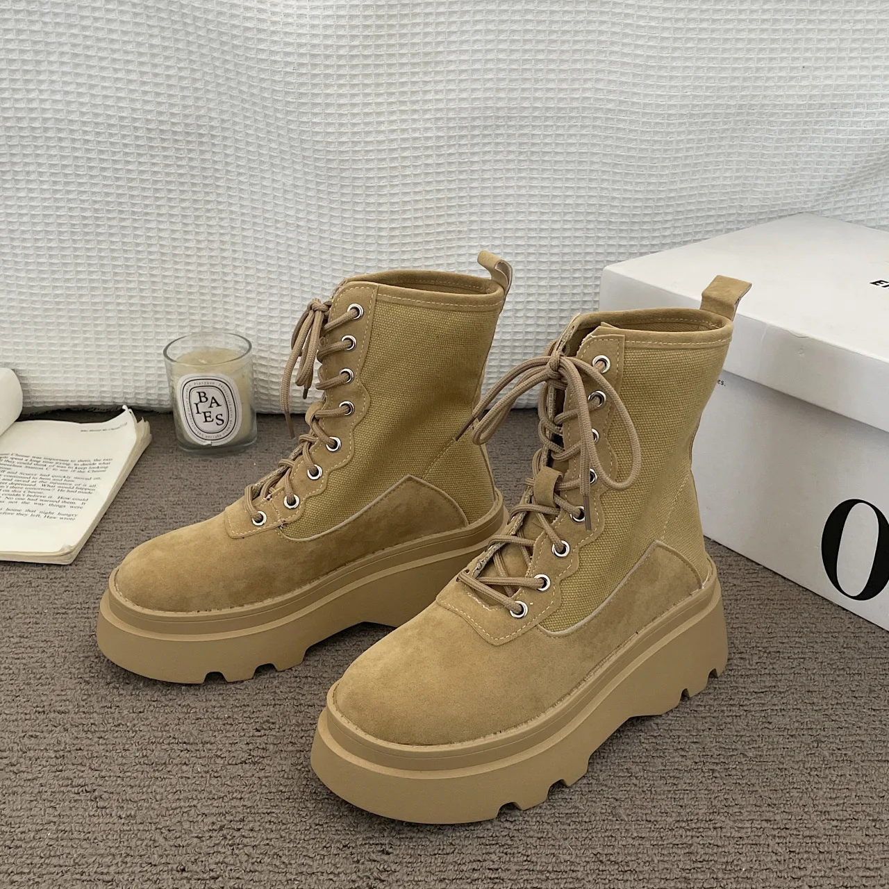 Женские короткие ботинки Martens, красивые мотоботы на толстой платформе, с круглым носком, в стиле ретро, Осень-зима
Женские короткие ботинки Martens, красивые мотоботы на толстой платформе, с круглым носком, в стиле ретро, Осень-зима