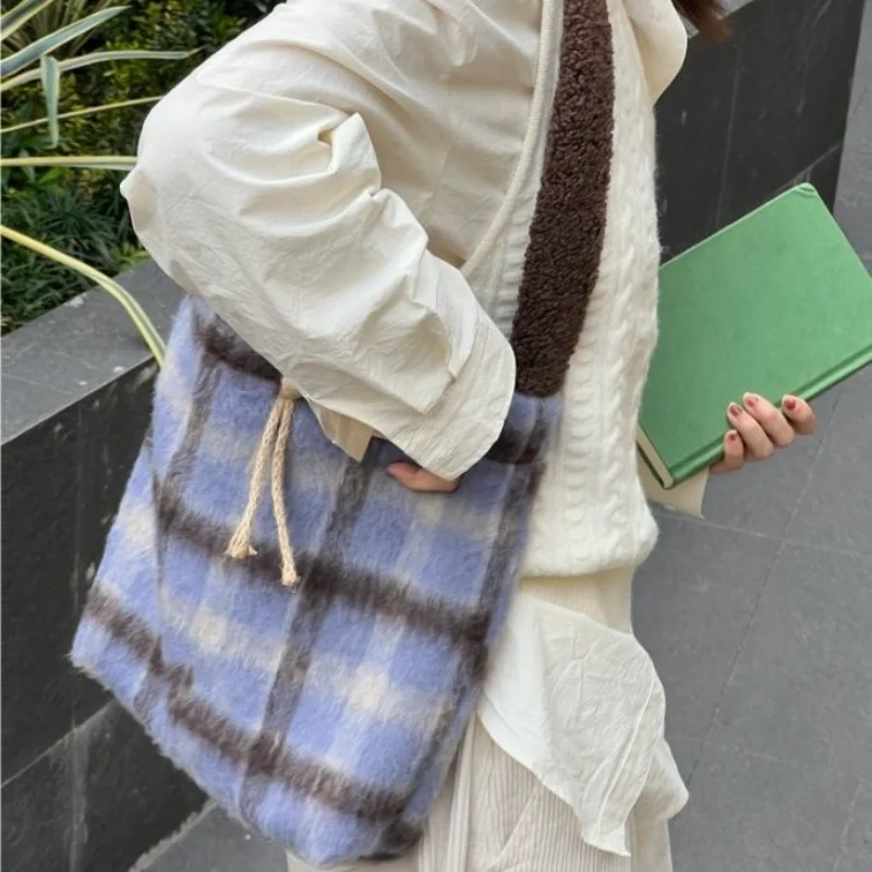 Icelandic Mocha Plush Plaid Large Capacity Tote Bucket Bag ins Premium Lamb Hair Small Shoulder Underarm Bag
Icelandic Mocha Plush Plaid Large Capacity Tote Bucket Bag ins Premium Lamb Hair Small Shoulder Underarm Bag