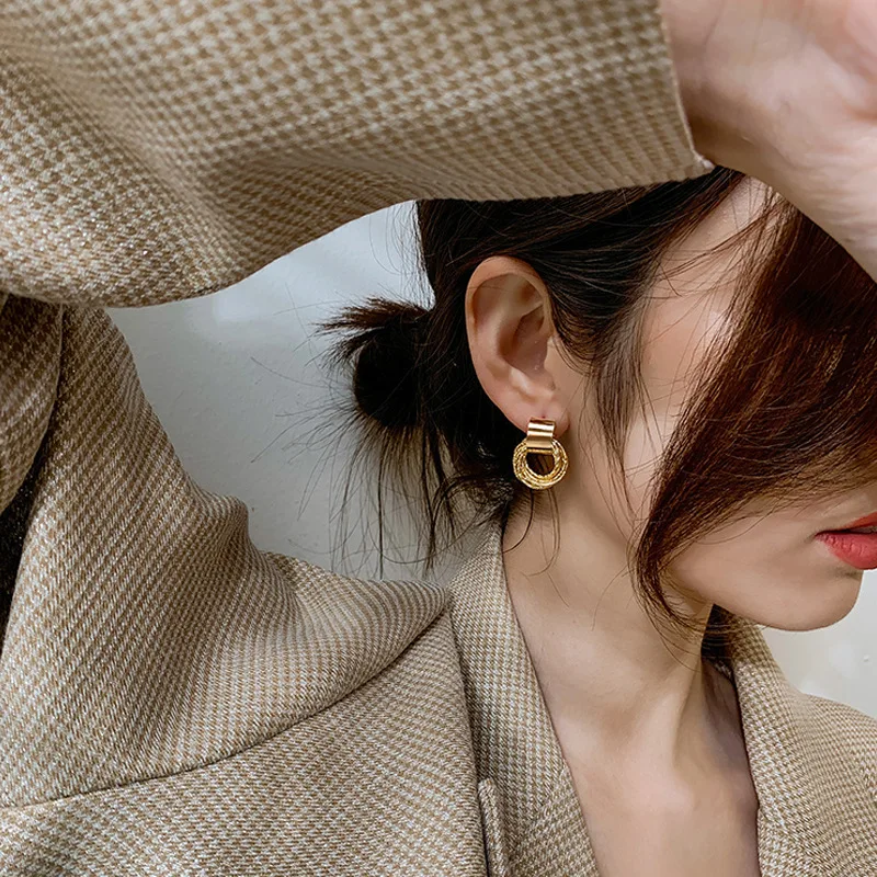 New Korean earrings simple twist circle earrings temperament fashion S925 sterling silver earrings
New Korean earrings simple twist circle earrings temperament fashion S925 sterling silver earrings