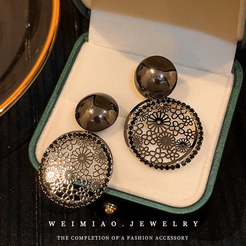 Silver Needle Carved Black Flowers Round Rhinestone Earrings Chinese Style Light Luxury Design Temperament Earrings for Women
Silver Needle Carved Black Flowers Round Rhinestone Earrings Chinese Style Light Luxury Design Temperament Earrings for Women