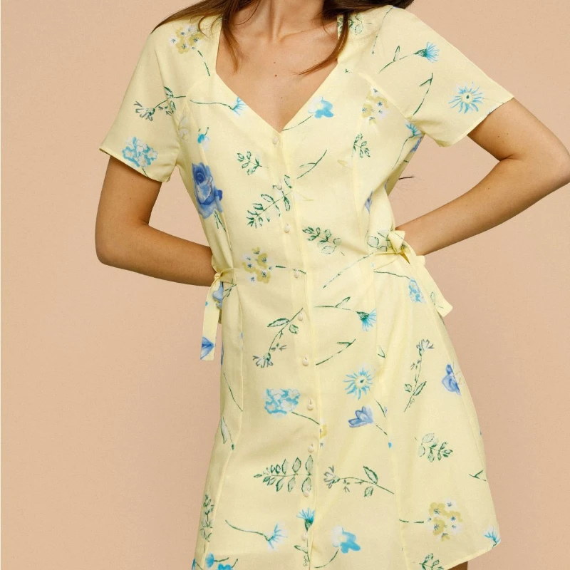 Women Dress 2023 Spring and Summer New V-neck Single-breasted Print Tie Dress
Women Dress 2023 Spring and Summer New V-neck Single-breasted Print Tie Dress