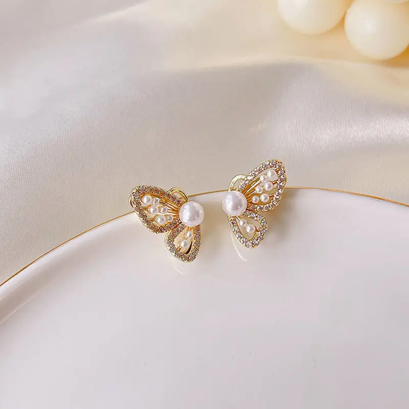 2022 New Fashion Golden Hollow Butterfly and Pearl Earrings for Woman Elegant Butterfly Wings Stud Earrings Wedding Jewelry Gift
2022 New Fashion Golden Hollow Butterfly and Pearl Earrings for Woman Elegant Butterfly Wings Stud Earrings Wedding Jewelry Gift
