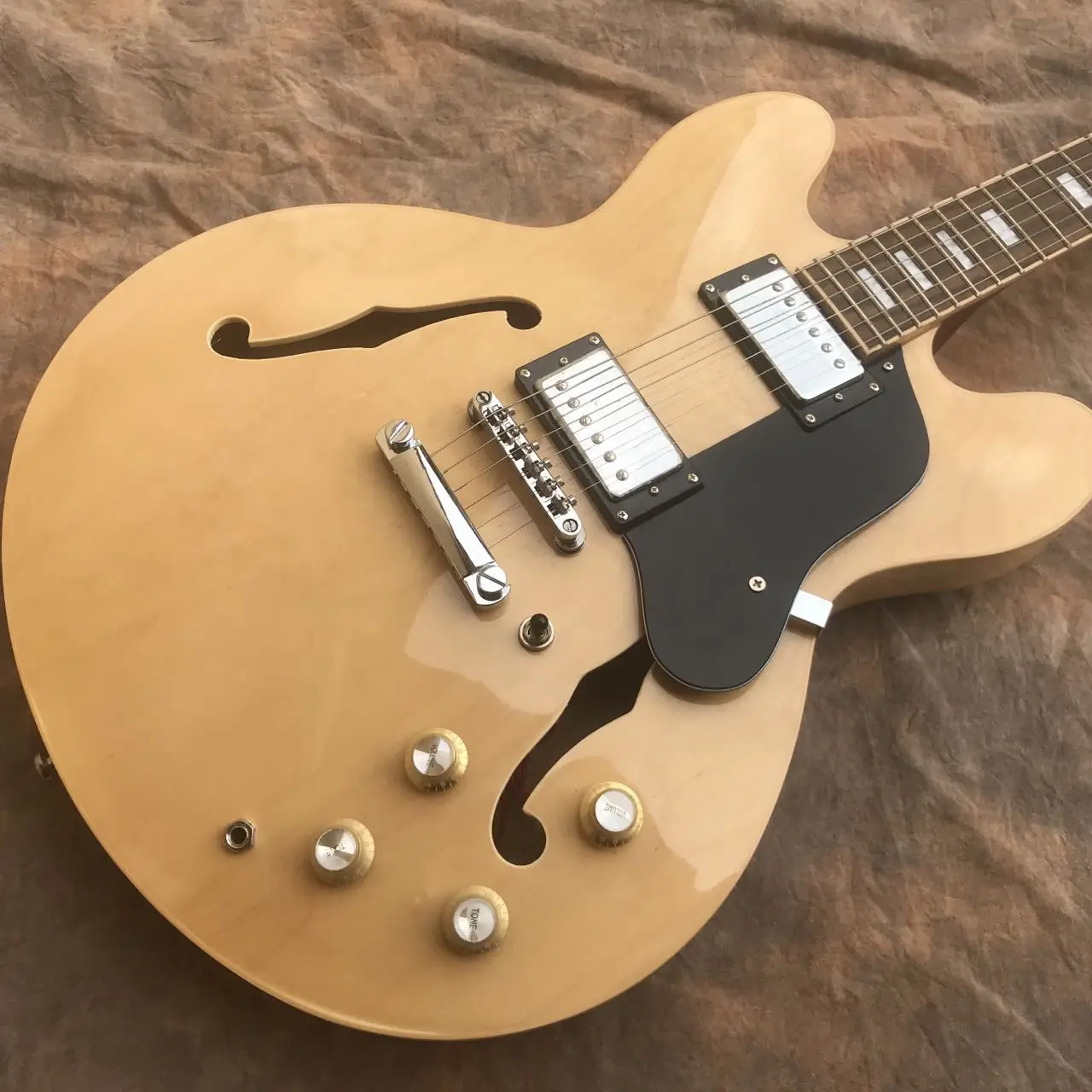 Natural Color Jazz Electric Guitar Semi-Hollow Chrome Hardware Good Timbre Free Delivery
Natural Color Jazz Electric Guitar Semi-Hollow Chrome Hardware Good Timbre Free Delivery
