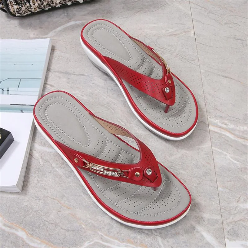 2022 Women's Slippers Summer New Fashion Metal Button Slides Shoes Wedge Beach Sandals Women Outside Platform Leisure Flip Flops
2022 Women's Slippers Summer New Fashion Metal Button Slides Shoes Wedge Beach Sandals Women Outside Platform Leisure Flip Flops