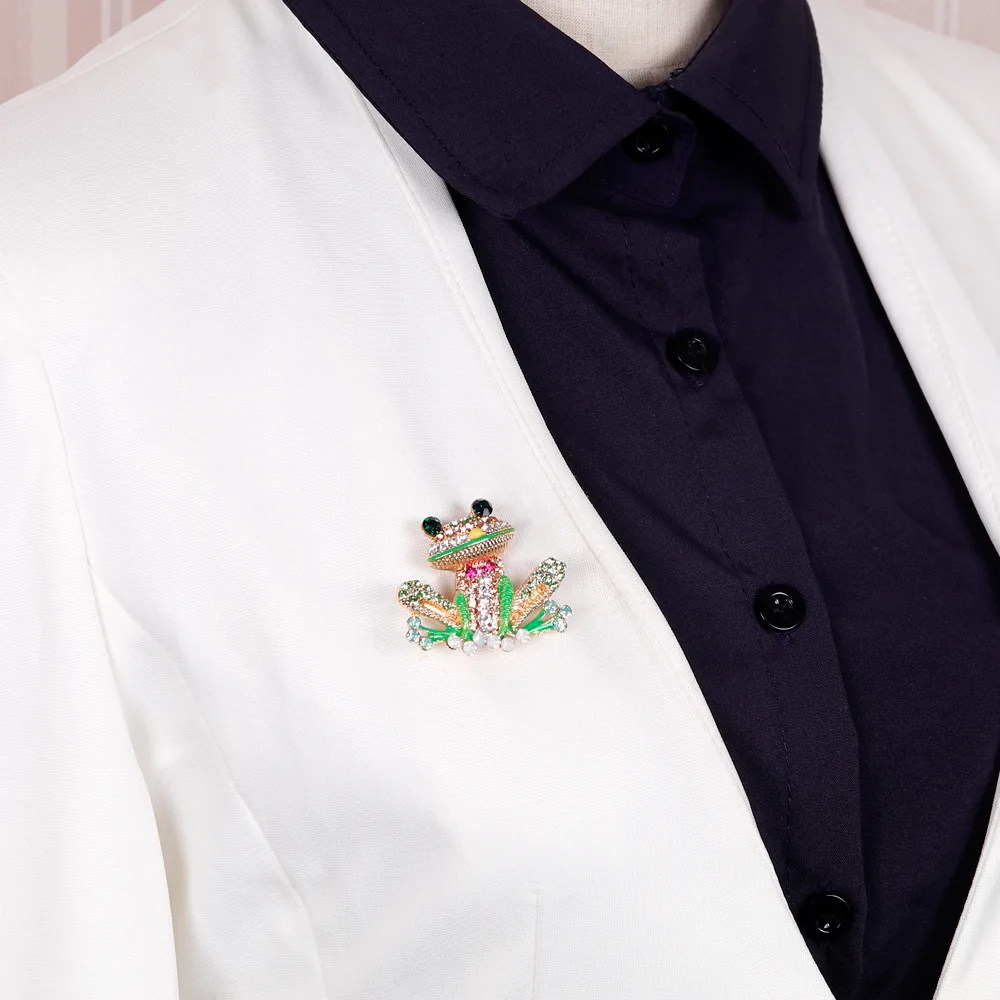 2023 Trend Shining Colorful Crystal Frog Brooch Pins for Women Fashion Gold Color Jewelry New Enamel Animal Brooches Gifts
2023 Trend Shining Colorful Crystal Frog Brooch Pins for Women Fashion Gold Color Jewelry New Enamel Animal Brooches Gifts