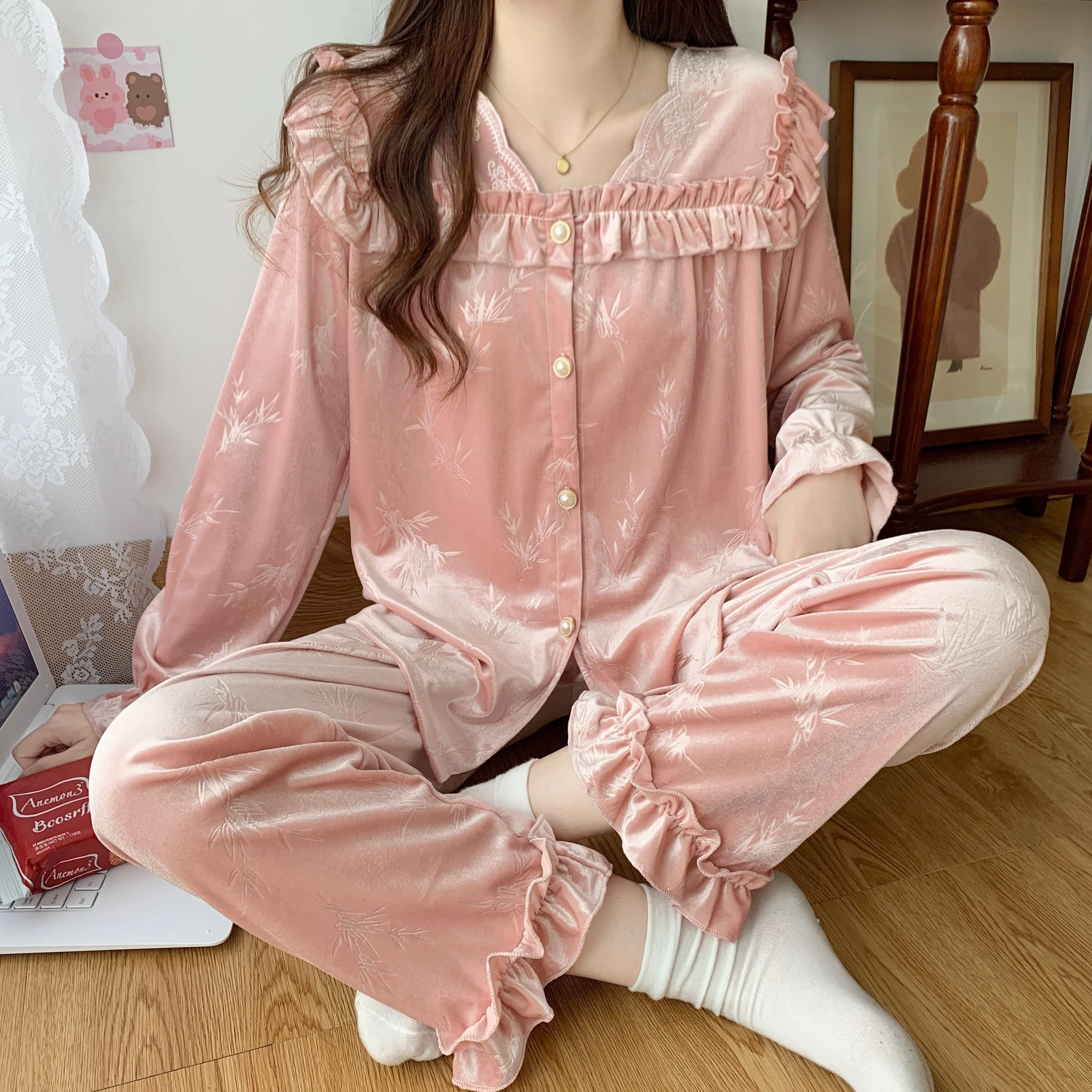 Autumn Winter Court Style Pleuche Long Sleeve Women Pajamas Set Temperament Lace Cardigan Pyjamas Suit Solid Color Sleepwear
Autumn Winter Court Style Pleuche Long Sleeve Women Pajamas Set Temperament Lace Cardigan Pyjamas Suit Solid Color Sleepwear